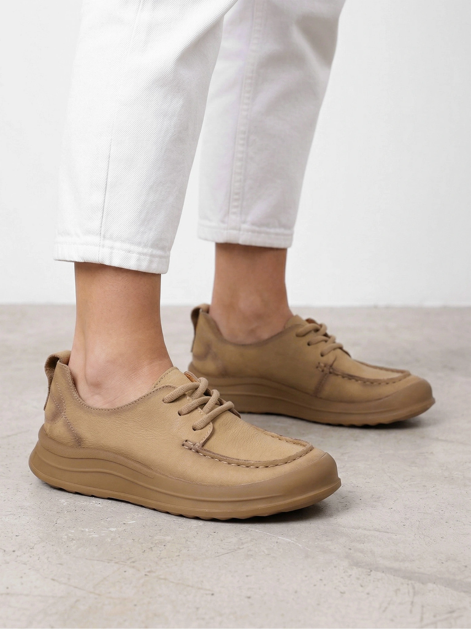 Лоферы бежевого цвета из натурального нубука на низкой подошве